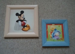Drie schilderijtjes met verschillende Walt Disney-figuren.