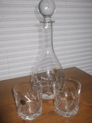 Mooi kristallen karaf met twee bijbehorende glazen