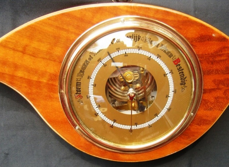 aneroide barometer jr.'60, organische vorm,hooggl.teak,zgst