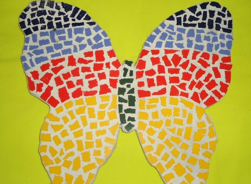 Te koop decoratieve vlinder in mozaïek (van 26 x 22,5 cm).