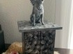 Bulldog beeld met vleugels in brons of zilver op urn als se…