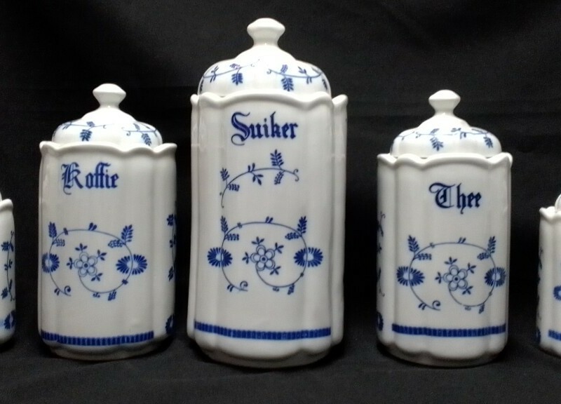 5 porcelein potten,3 maten,wit met blauw bloemmotief,zgan.