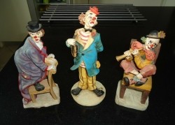 Te koop drie aardewerk clowntjes van 17 cm en 19 cm.