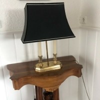 Klassieke tafellamp met koperen voet