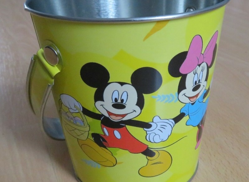 Kleine emmer Mickey Mouse en Minnie Mouse