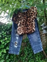 Luipaardprint spijkerbroek en shirt