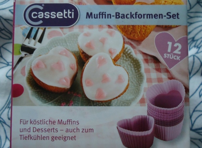 Te koop nieuw muffin bakvormenset (hartvormig - 12 stuks).