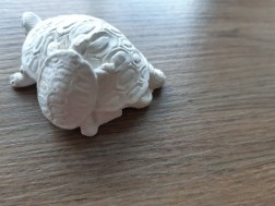 klein wit gips schildpad met kleintje