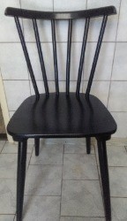 4 zwarte houten stoelen