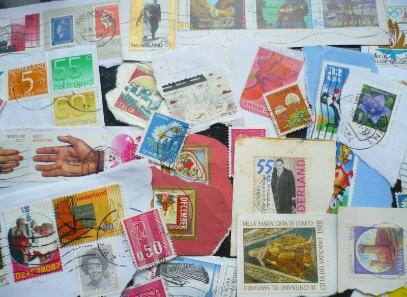 Een zak vol postzegels, lag nog op zolder € 4,-