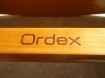 Te koop houten plantentafeltje van Ordex (hoogte: 21,5 cm).