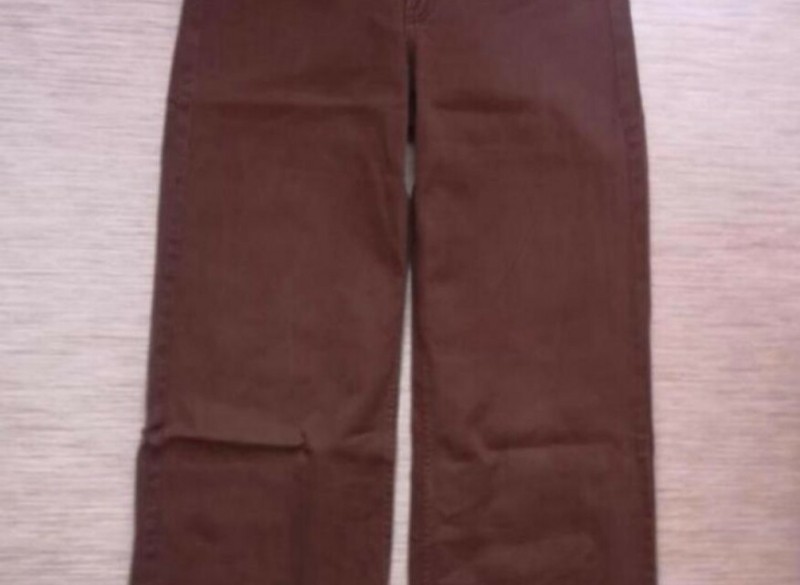 Brown dad jeans, jaren 90 - stijl