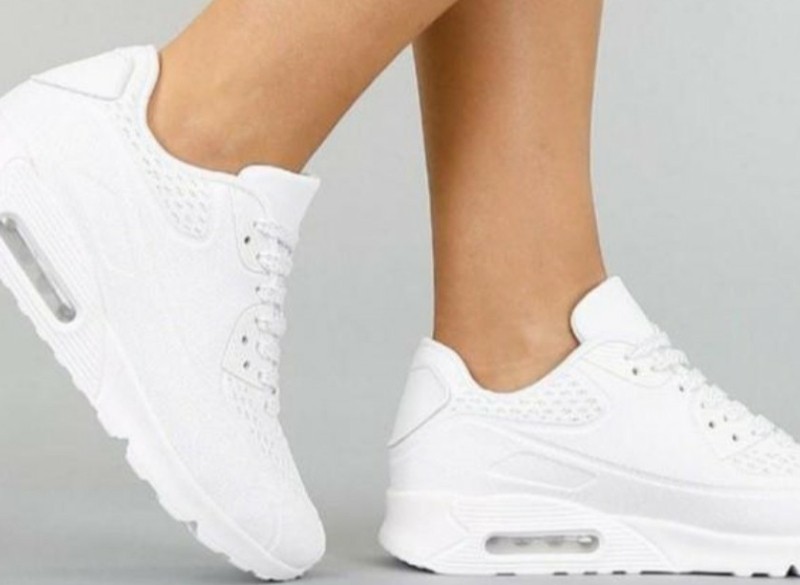 Nieuwe witte sneakers met lucht zool