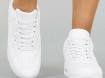 Nieuwe witte sneakers met lucht zool
