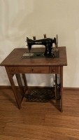 Oude naaimachinetafel