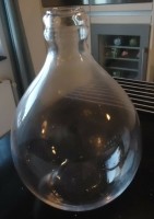 Te koop een hoge glazen vaas (hoogte: 41 cm).