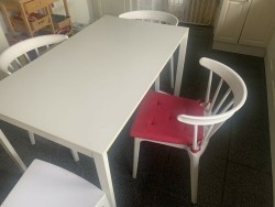 Tafel en 4 stoelen