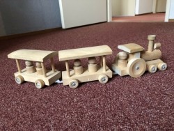 Mooie houten treinstel. Locomotief met 2 wagons.