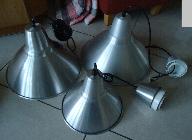 Te koop drie verschillende metaalkleurige hanglampen.