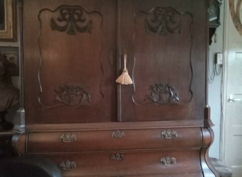 Prachtig dubbel gebogen kabinet uit 1780