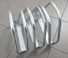Te koop drie nieuwe metalen fietsklemmen (hoogte: 32 cm).