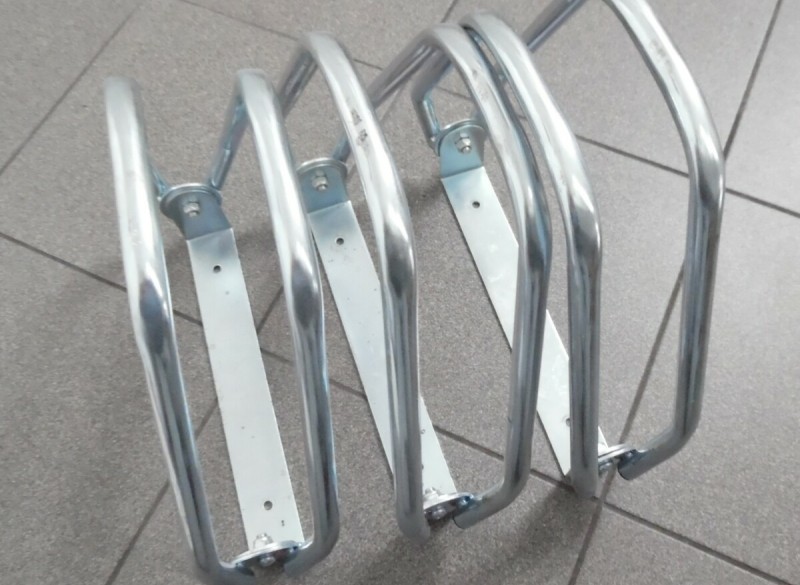 Te koop drie nieuwe metalen fietsklemmen (hoogte: 32 cm).