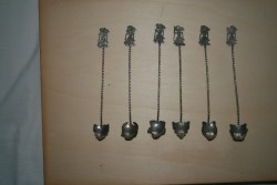 6 longdrinklepels met wajangpoppen op de steel, uit Indie.