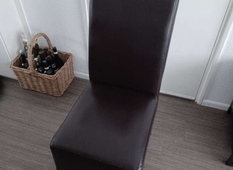 6 mooie stoelen kleur bruin 