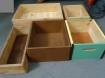 Te koop vijf houten kisten (in diverse soorten en maten).