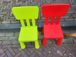 2 leuke en vrolijke stoeltjes