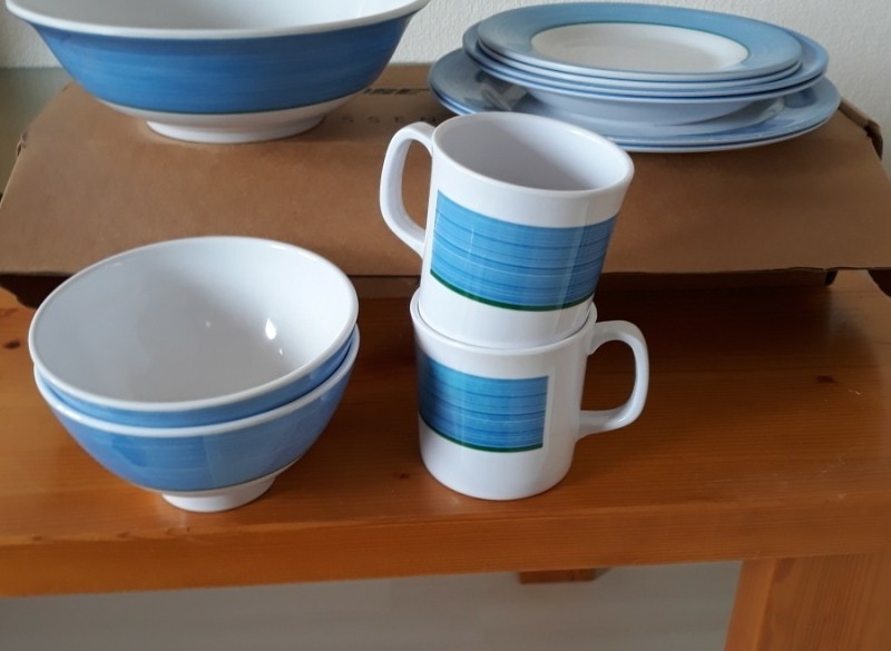Mepal serviesgoed ( blauw wit) + 2 plastic bekers.