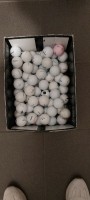 Golfballen, +/_ 200 witte, en ook 100 gekleurde