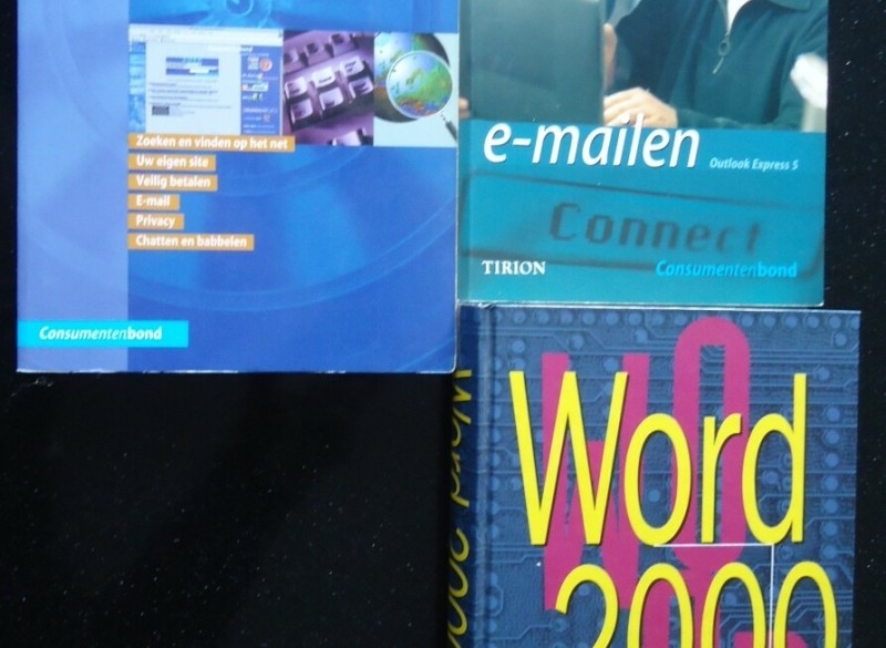 Te koop drie boeken met als thema informatica en computer.