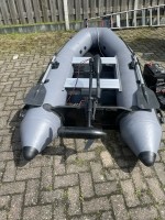 Rubberboot met elecromotor