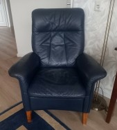 Te KOOP een donkerblauwe leren stoel