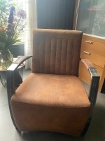 Twee bruine stoel met stalen leuning en poten