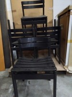 Zwarte houten stoelen