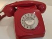 Retro telefoon, rood met analoge draaischijf