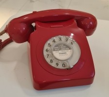 Retro telefoon, rood met analoge draaischijf