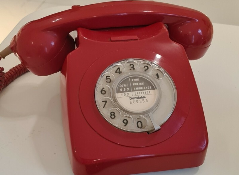 Retro telefoon, rood met analoge draaischijf