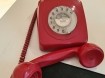 Retro telefoon, rood met analoge draaischijf