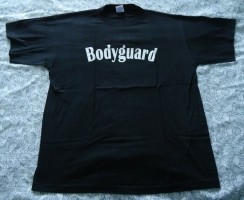 Nieuw zwart T-shirt met print van Bodyguard (maat: XL).