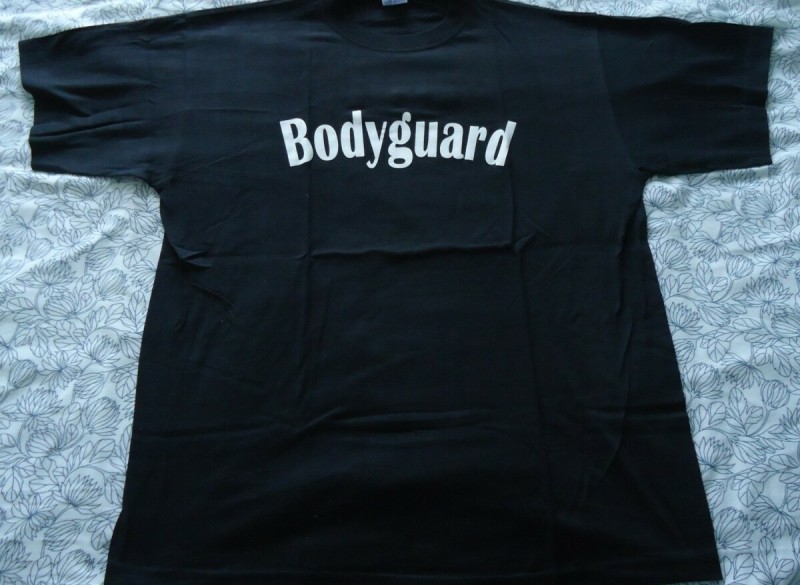 Nieuw zwart T-shirt met print van Bodyguard (maat: XL).