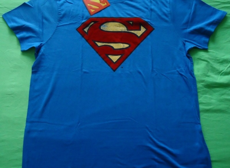 Nieuw blauw T-shirt met het logo van Superman (maat: XL).