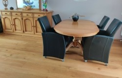 2 x uitschuifbare eettafel met 4 lederen stoelen