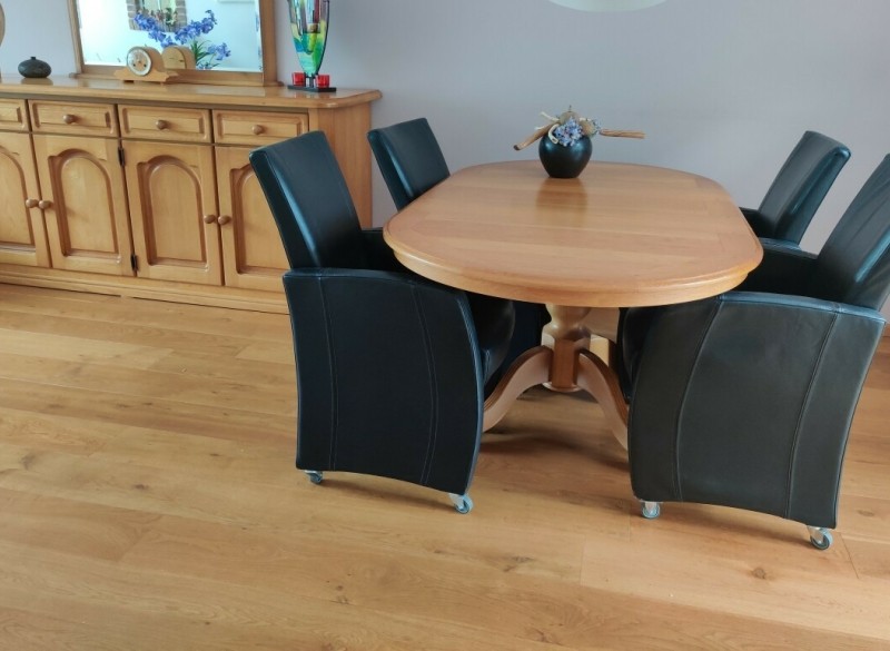 2 x uitschuifbare eettafel met 4 lederen stoelen