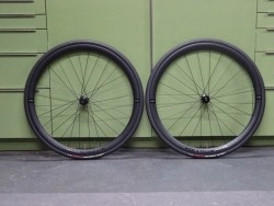 NIEUW HollowGram carbon wielset 35mm Tubeless ready