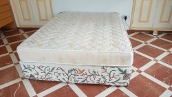 Tweepersoonsbed met pocketveermatras