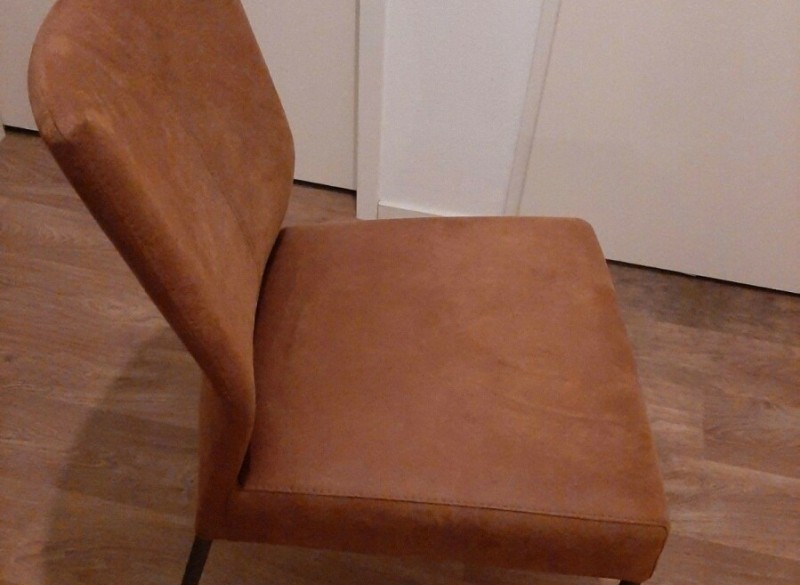 4 eetkamerstoelen met wieltjes