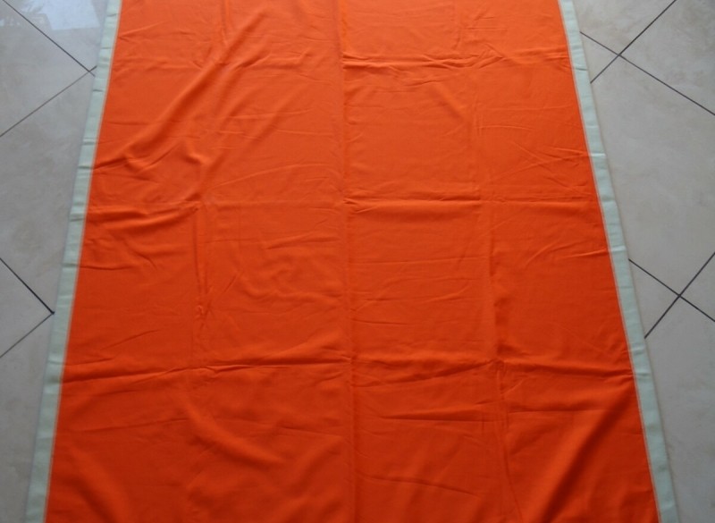 Te koop 2 nieuwe oranje dekens van Ikea van 100% polyester.